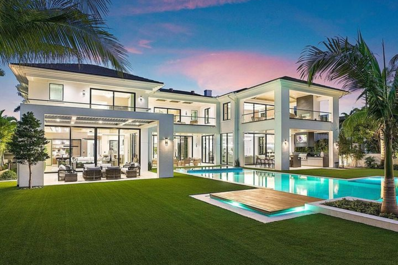 image of beautiful luxury home with outdoor swimming pool used in the post "How to Sell Luxury Homes and Real Estate Fast"